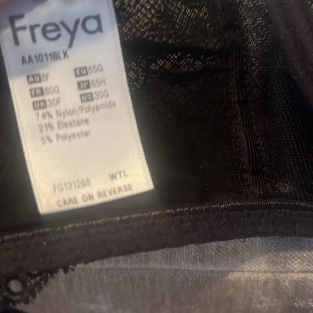 Two Freya 30G gorgeous  NWOT bras - too big on me $25 each - both $45 - Picture 6 of 7